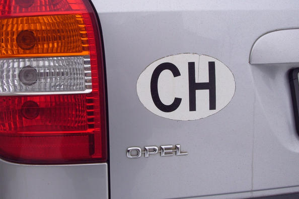 Cómo quitar una pegatina de un automóvil de manera fácil y eficiente