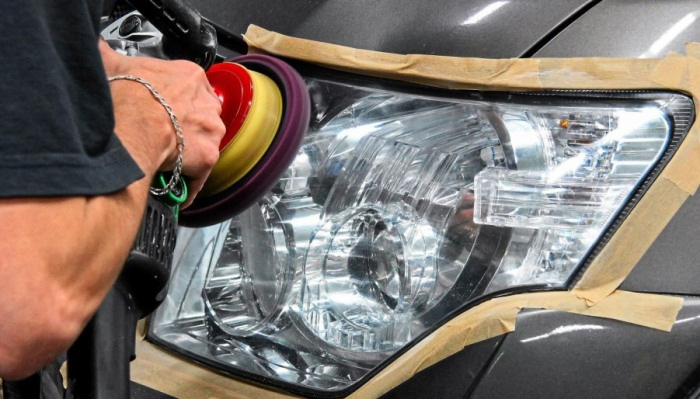 Cómo pulir adecuadamente sus faros delanteros
