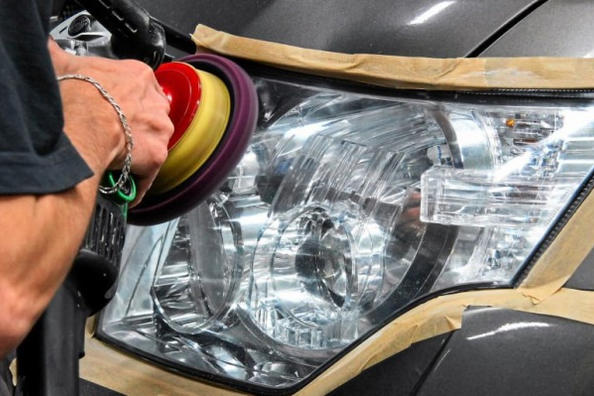 Cómo pulir adecuadamente sus faros delanteros