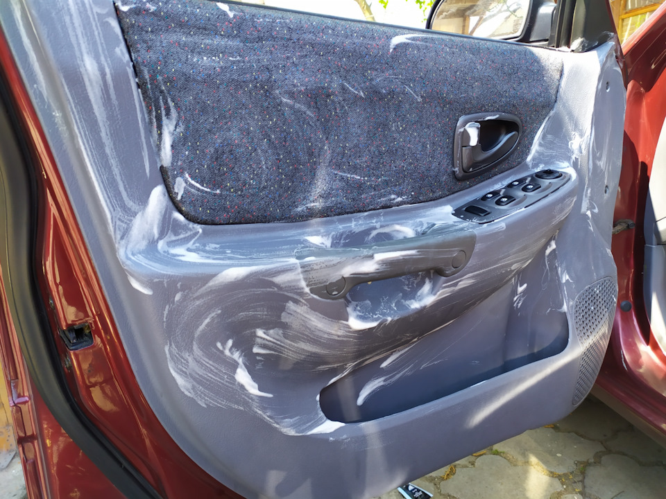 ¿Cómo limpiar rápidamente el plástico del coche?