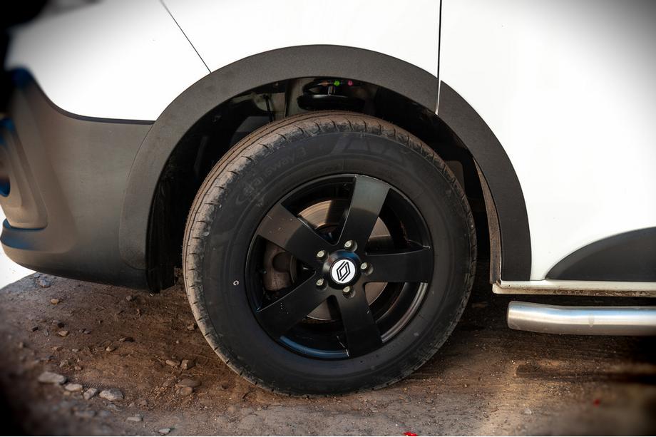Nissan NV300/Primastar 2016- Aletines de aleta (6 uds, negro, ABS) Foto 1
