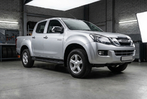 Isuzu D-Max 2011-2019 Estribos Laterales Bosphore Black (2 uds., Aluminio) foto 1