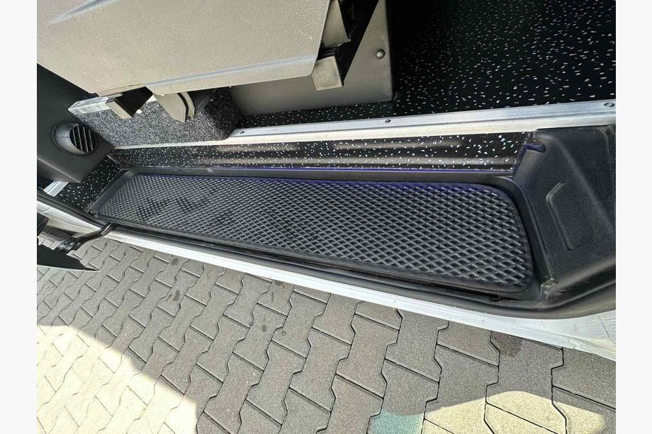 Mercedes Sprinter W907/W910 2018- Alfombrillas de umbral EVA de poliuretano (negras) 3 uds Foto 1