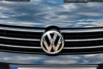 Volkswagen Jetta 2011-2018 Emblema delantero 2015-2018 (3G0853601B) foto 1