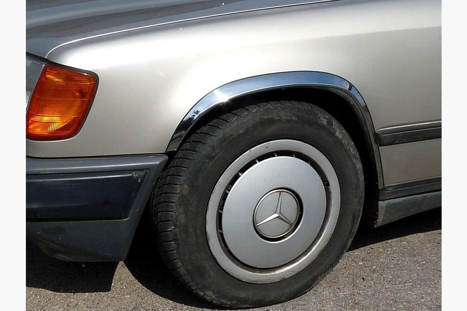 Mercedes E-class W124 1984–1997 Aletines 1985-1989 (4 uds, acero inoxidable) Image