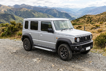 Suzuki Jimny 2018- Estribos laterales Allmond Grey (2 uds., aluminio) foto 1