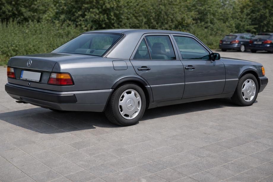Mercedes E-class W124 1984–1997 Aletines 1989-1995 (4 uds, negros, plastico ABS) Foto 3