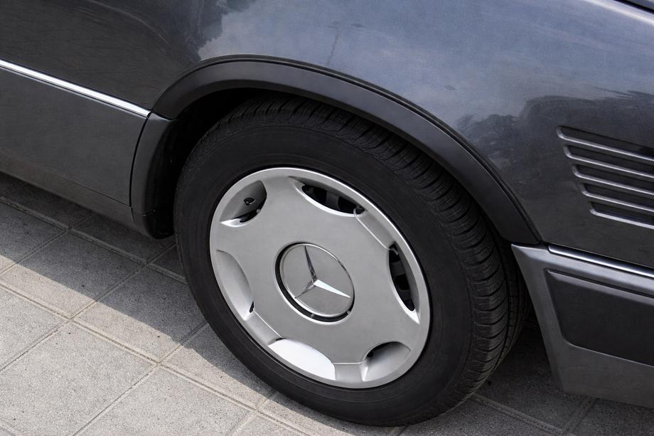 Mercedes E-class W124 1984–1997 Aletines 1989-1995 (4 uds, negros, plastico ABS) Foto 1
