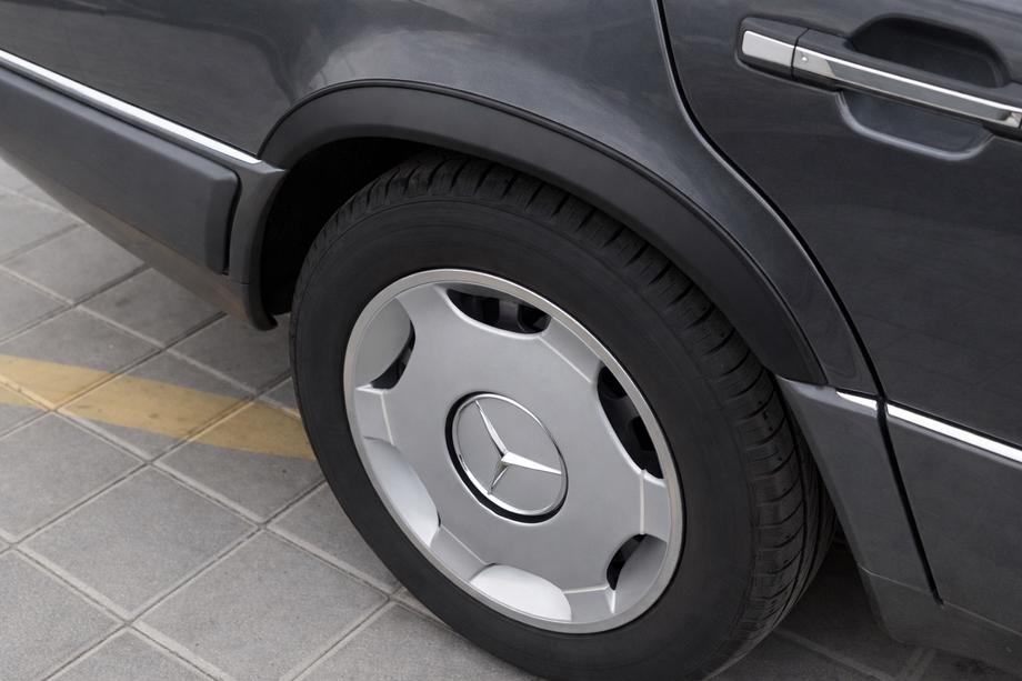 Mercedes E-class W124 1984–1997 Aletines 1989-1995 (4 uds, negros, plastico ABS) Foto 2