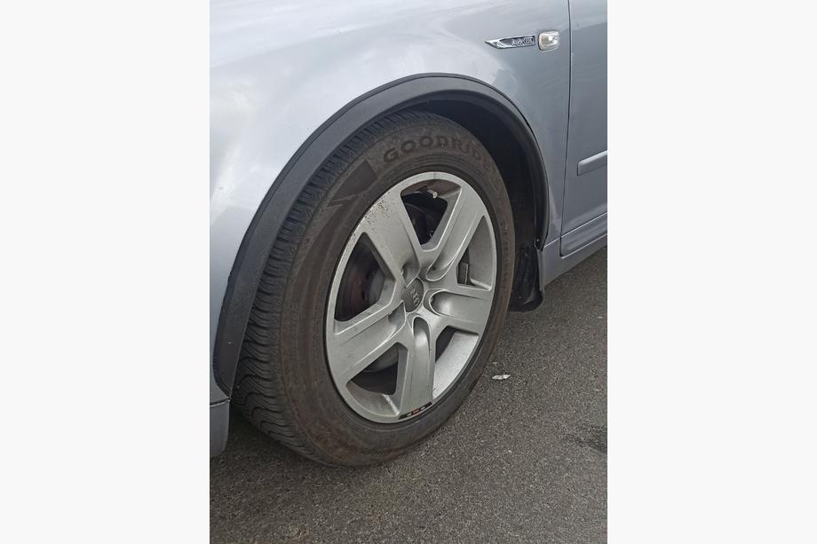 Audi A4 B6 2000-2004 Aletines de aleta (4 uds, negros, plástico ABS) Image
