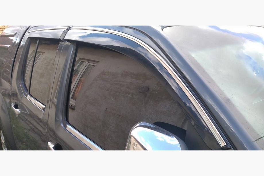 Nissan Navara 2006-2015 Deflectores de Ventana con Moldura Cromada (4 uds, Sunplex Chrome) Image