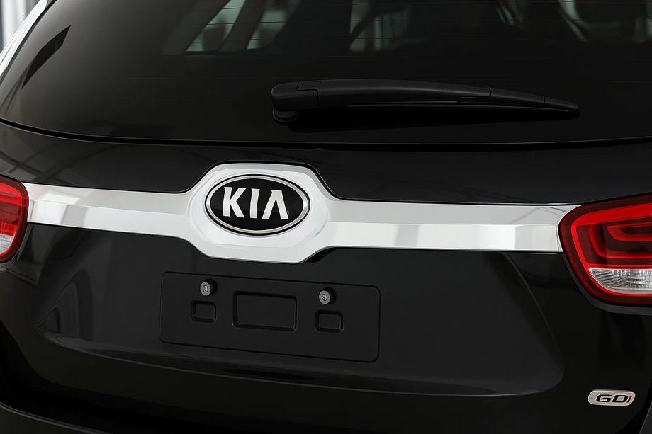 Kia Sorento III UM 2014-2020 Moldura de maletero sobre la matrícula Libao V1 (Plástico) Foto 4