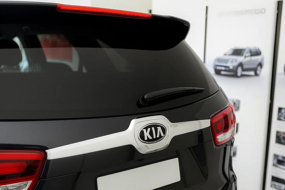 Kia Sorento III UM 2014-2020 Moldura de maletero sobre la matrícula Libao V1 (Plástico) Foto 1