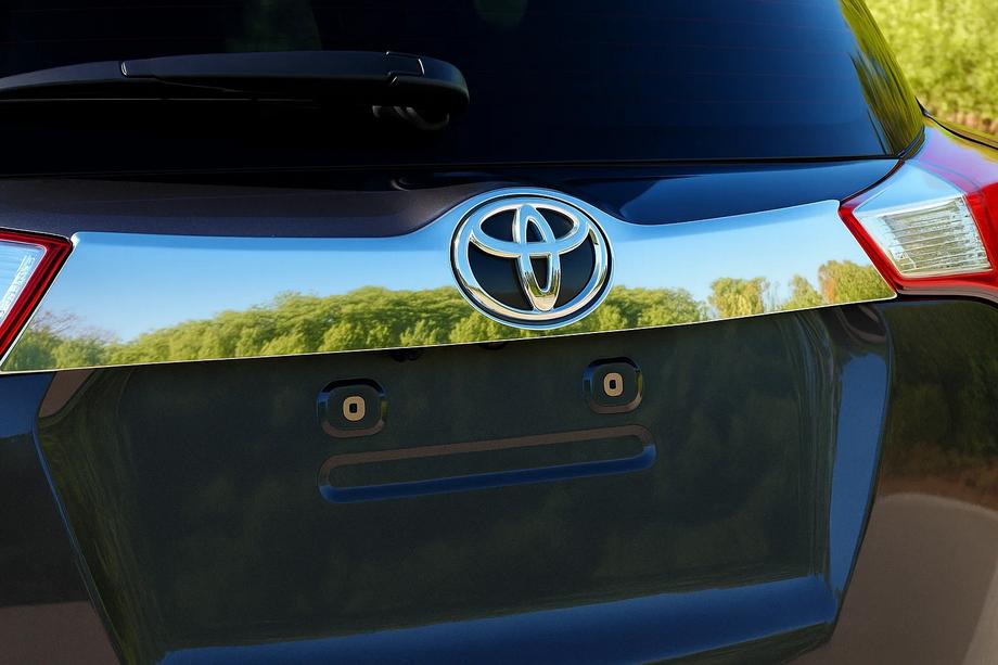 Toyota Rav 4 2013-2018 Moldura cromada sobre matrícula parachoques Libao 2013-2016 acero inoxidable Image