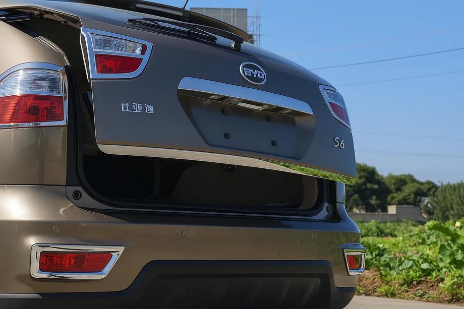 BYD S6 2010-2016 Moldura maletero Libao acero inoxidable Image