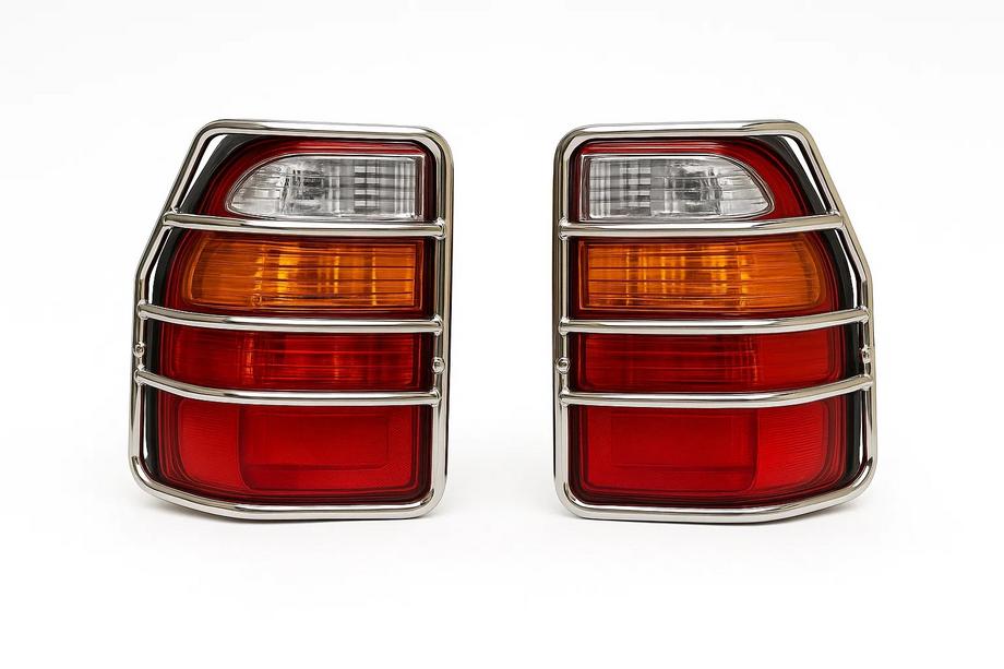 Toyota Land Cruiser 100 1998-2007 Protectores de Faros Traseros Cromados (para Land Cruiser 105) Image