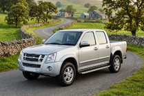 Isuzu D-Max 2002-2011 Estribos Laterales Fullmond (2007-2012, 2 uds., Aluminio) foto 1