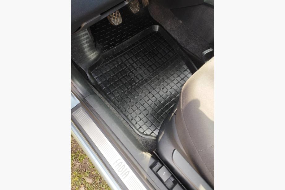 Skoda Fabia 2000-2007 Alfombrillas de goma con borde (4 uds, Polytep) Image