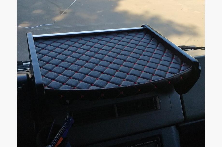 Mercedes T2 (507-814) 1967-1996 Estante para salpicadero (Negro con costura roja) Image