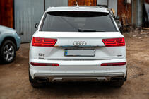 Audi Q7 2015–2026 Moldura cromada sobre la matrícula (acero inoxidable) foto 4