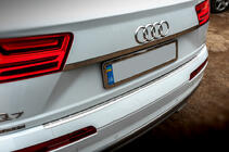 Audi Q7 2015–2026 Moldura cromada sobre la matrícula (acero inoxidable) foto 2