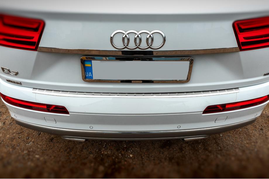 Audi Q7 2015–2026 Moldura cromada sobre la matrícula (acero inoxidable) Image