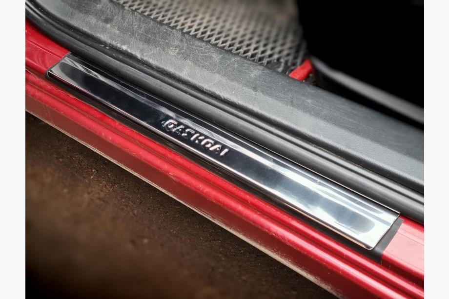 Nissan Qashqai 2014-2021 Protector de umbral de puerta en acero inoxidable (Carmos V2, 4 uds) Image