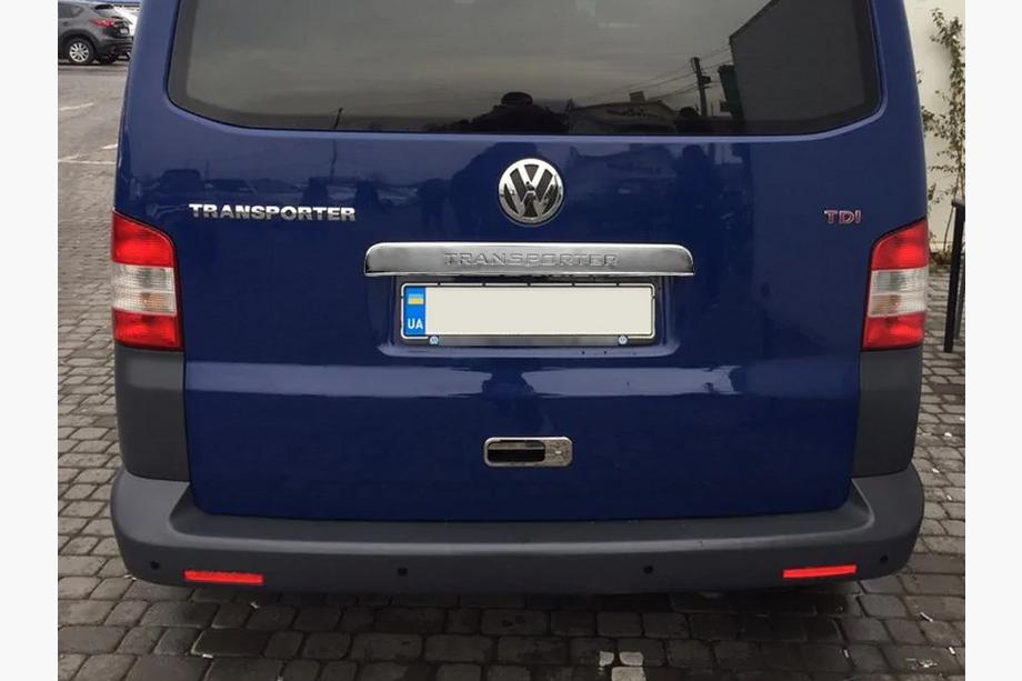 Volkswagen T5 Transporter 2003-2010 Moldura cromada sobre la matrícula para portón trasero (con inscripción, acero inoxidable) Carmos - Acero Inoxidable Turco Image