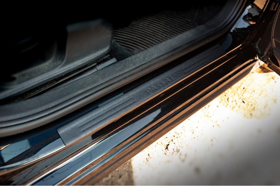 Volkswagen Passat B7 2012-2015 Protecciones de umbral DDU (4 uds, plastico) Image
